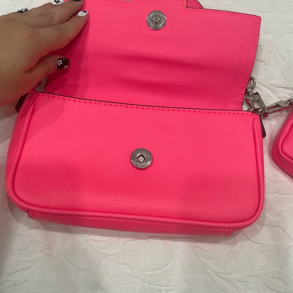 Wmns GUESS hot pink purse USED - Picture 4 of 10